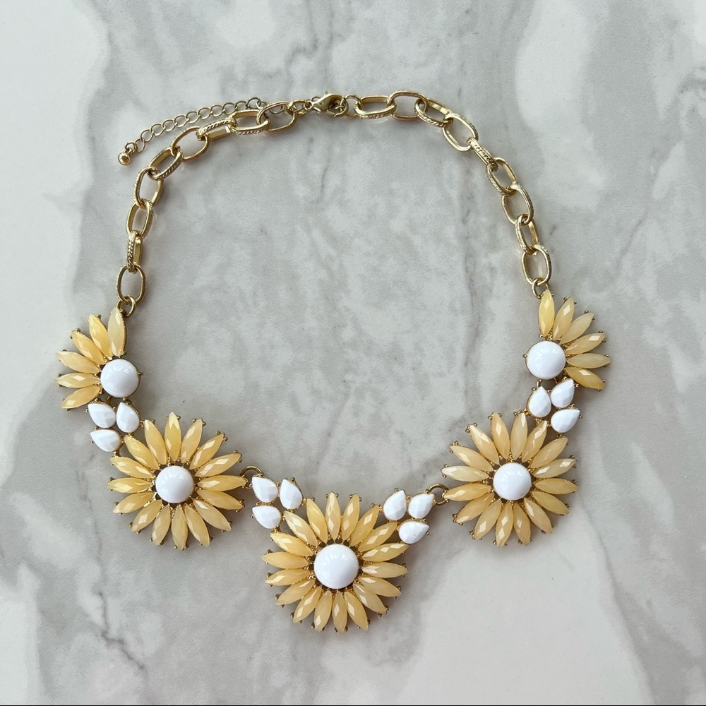 Francesca’s Boho Daisy Necklace